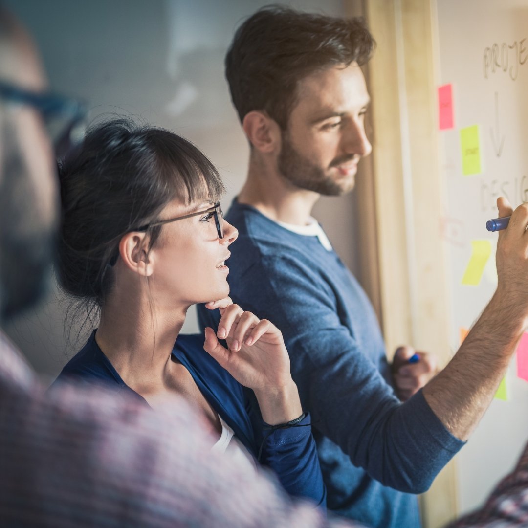 grupo de personas elijen su mobiliario para oficina ideal