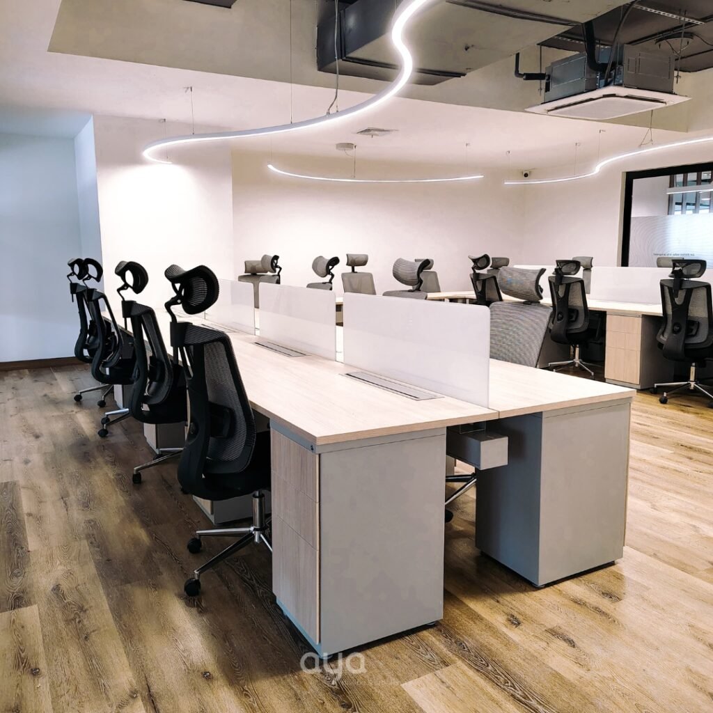 El mobiliario en la cultura organizacional influye con puestos de trabajo bien iluminados, sillas giratorias ergonomicas y archivadores con frentes en madera