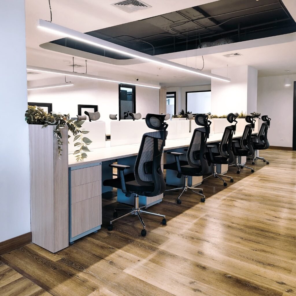 Puestos de trbajo en linea con sillas giratorias ergonomicas y archivadores con frentes en madera